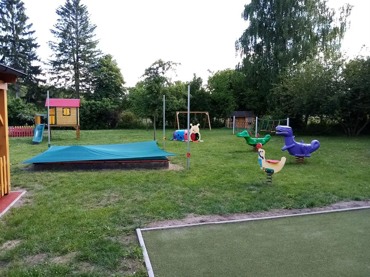Venkovní hriště s prolézačkami, houpačkami a velkým pískovištěm