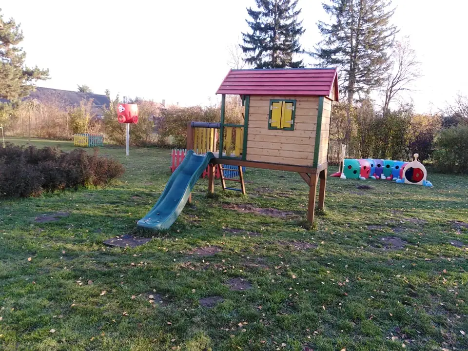 Venkovní hriště s prolézačkami, houpačkami a velkým pískovištěm